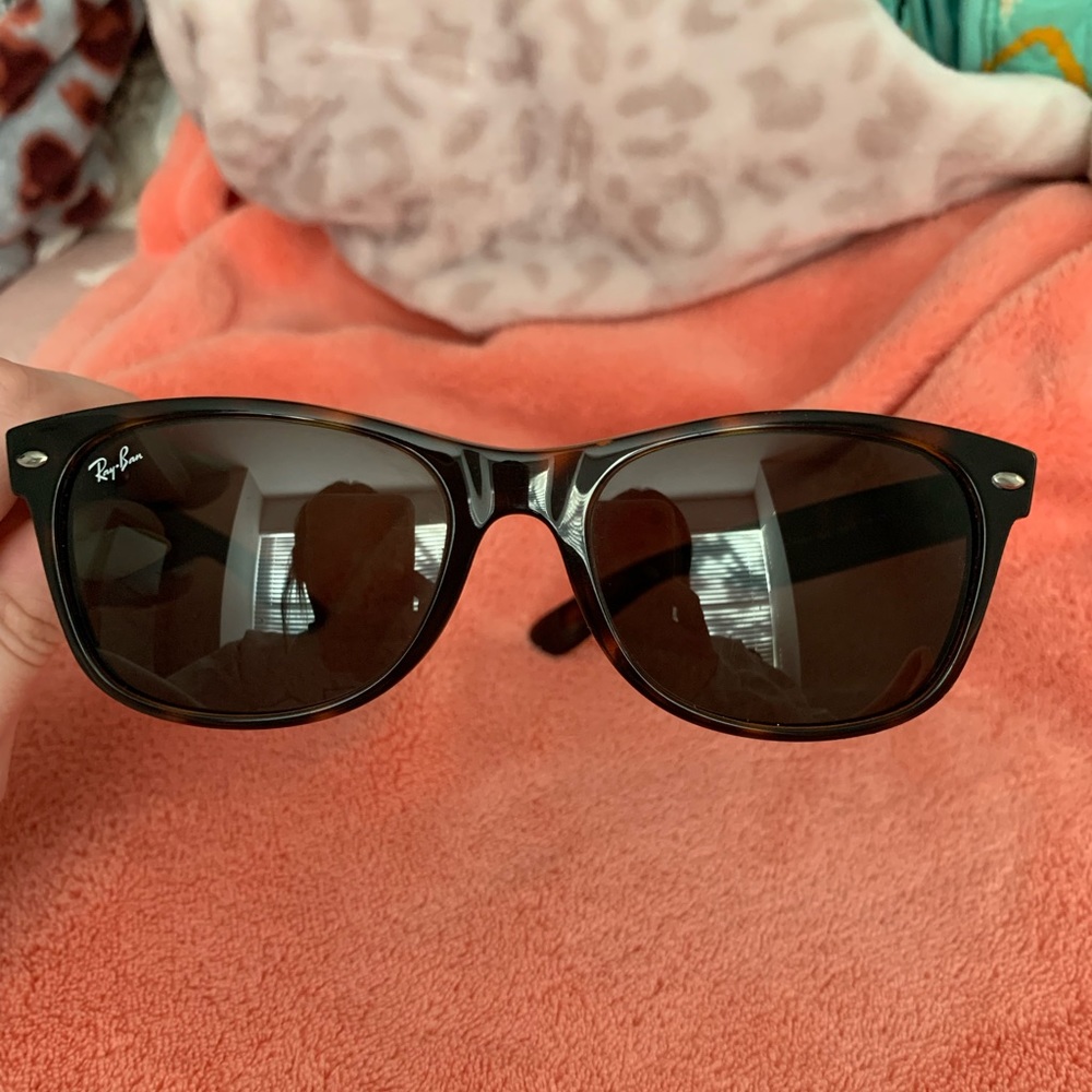 Ray-Ban Sunglasses - Picture 2 of 4